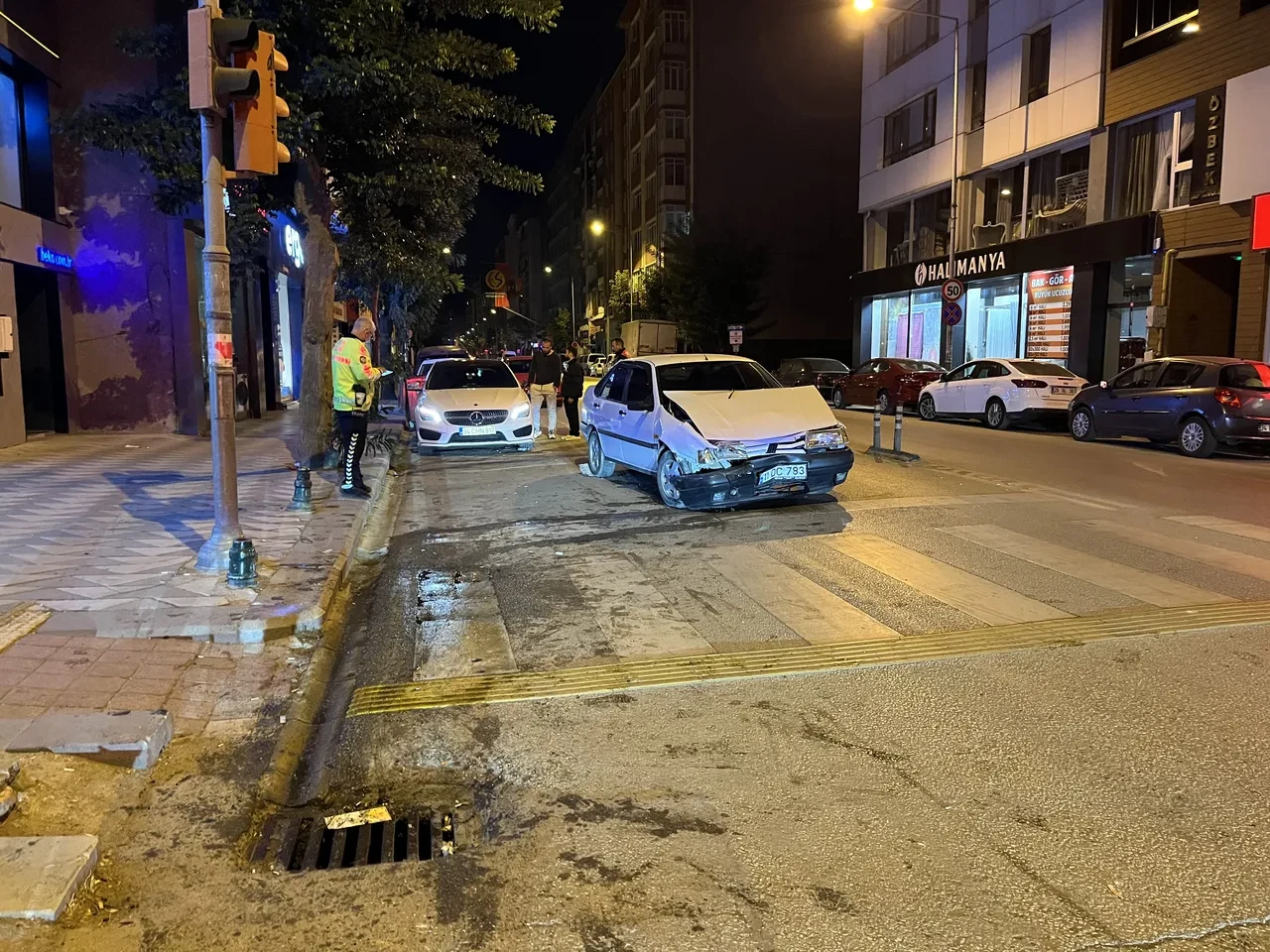Alkollü ve ehliyetsiz sürücüden pişkin hareket! Kaza yaptığı araçla poz verdi