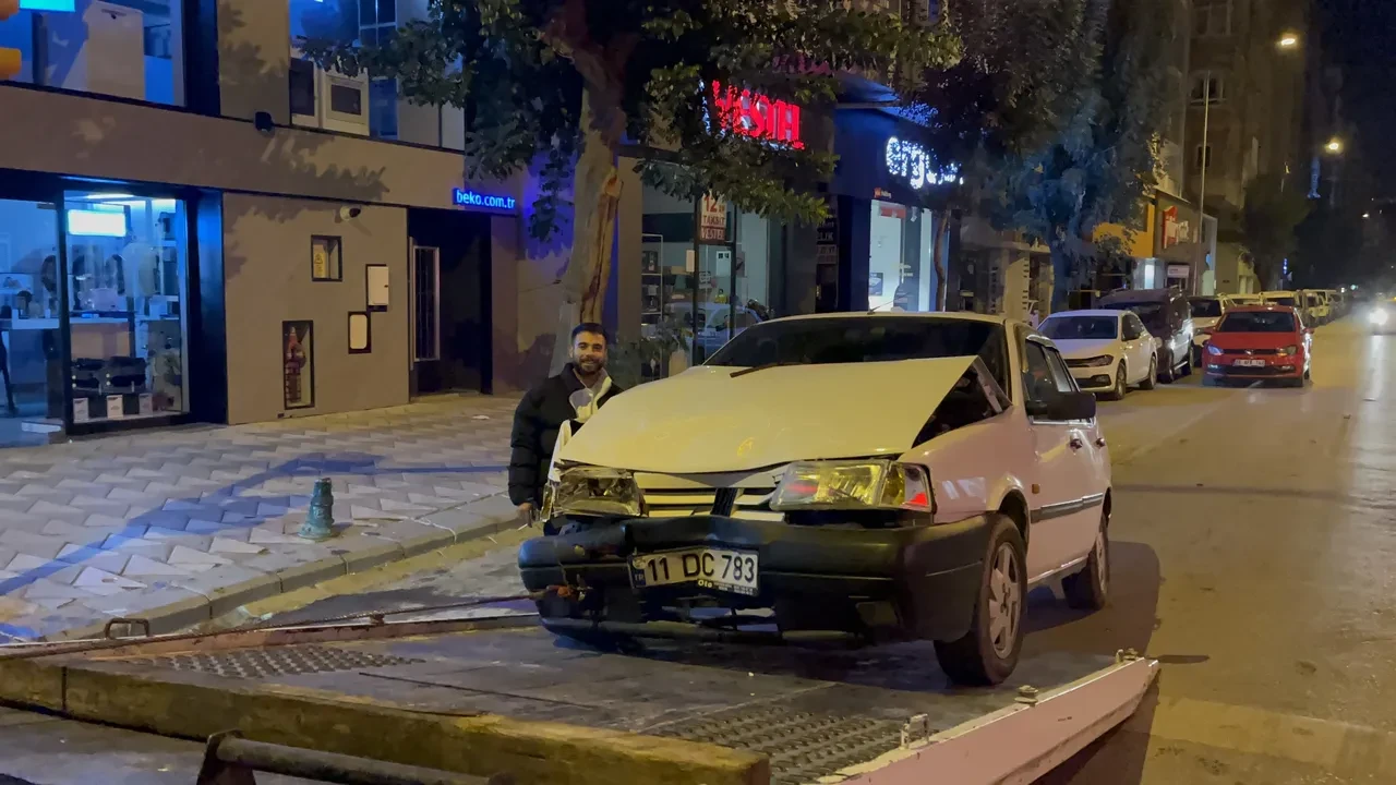 Alkollü ve ehliyetsiz sürücüden pişkin hareket! Kaza yaptığı araçla poz verdi