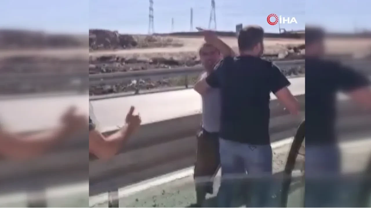 Arnavutköy'de sopalı yol verme kavgası: Saniye saniye kaydedildi 