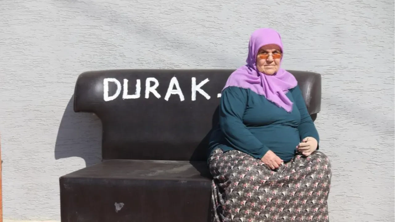 Belediye el atmadı iş başa düştü! Vatandaşlar kendi koltuklarını bank yaptı