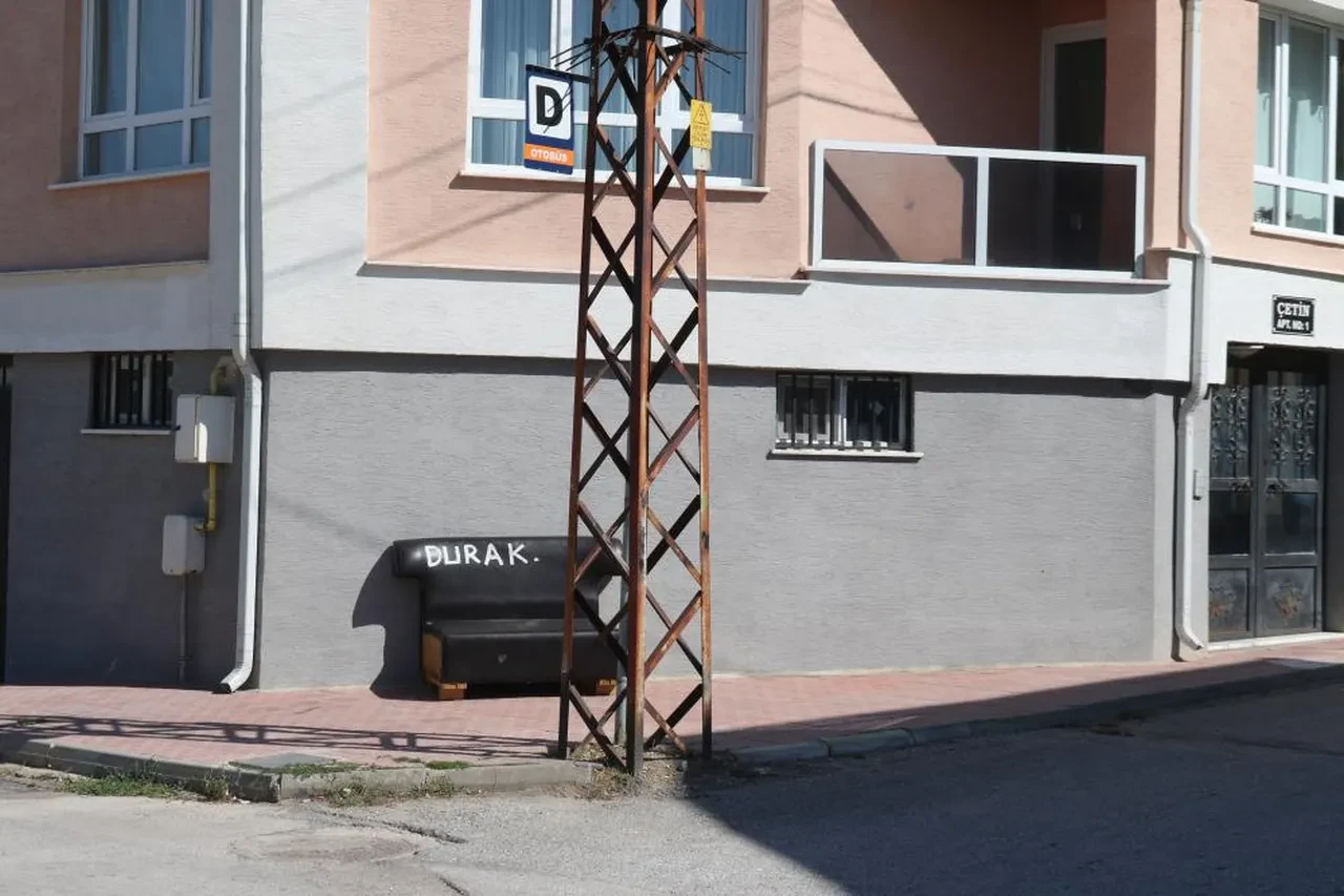 Belediye el atmadı iş başa düştü! Vatandaşlar kendi koltuklarını bank yaptı