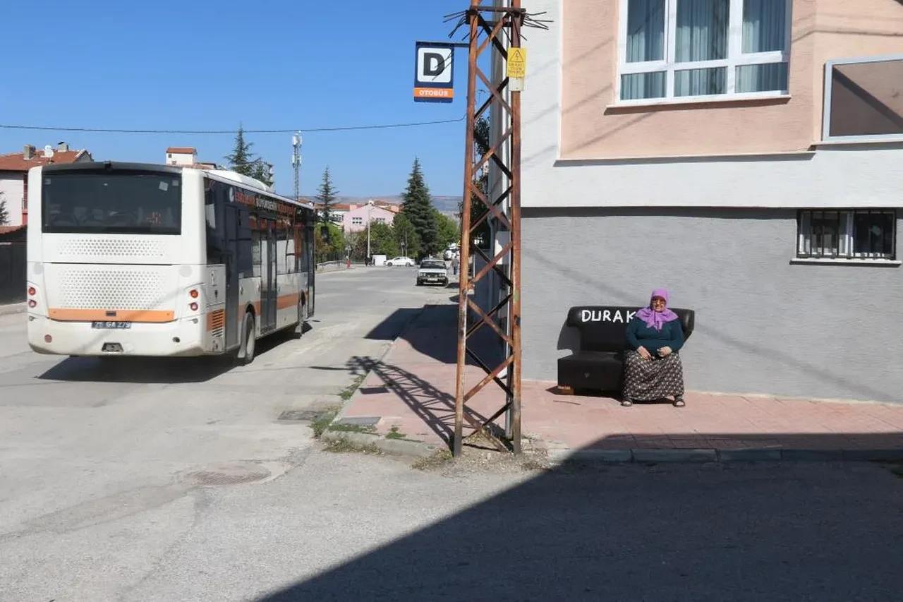 Belediye el atmadı iş başa düştü! Vatandaşlar kendi koltuklarını bank yaptı