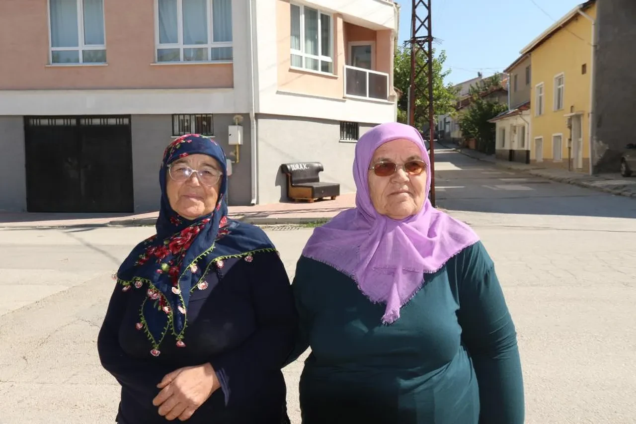 Belediye el atmadı iş başa düştü! Vatandaşlar kendi koltuklarını bank yaptı