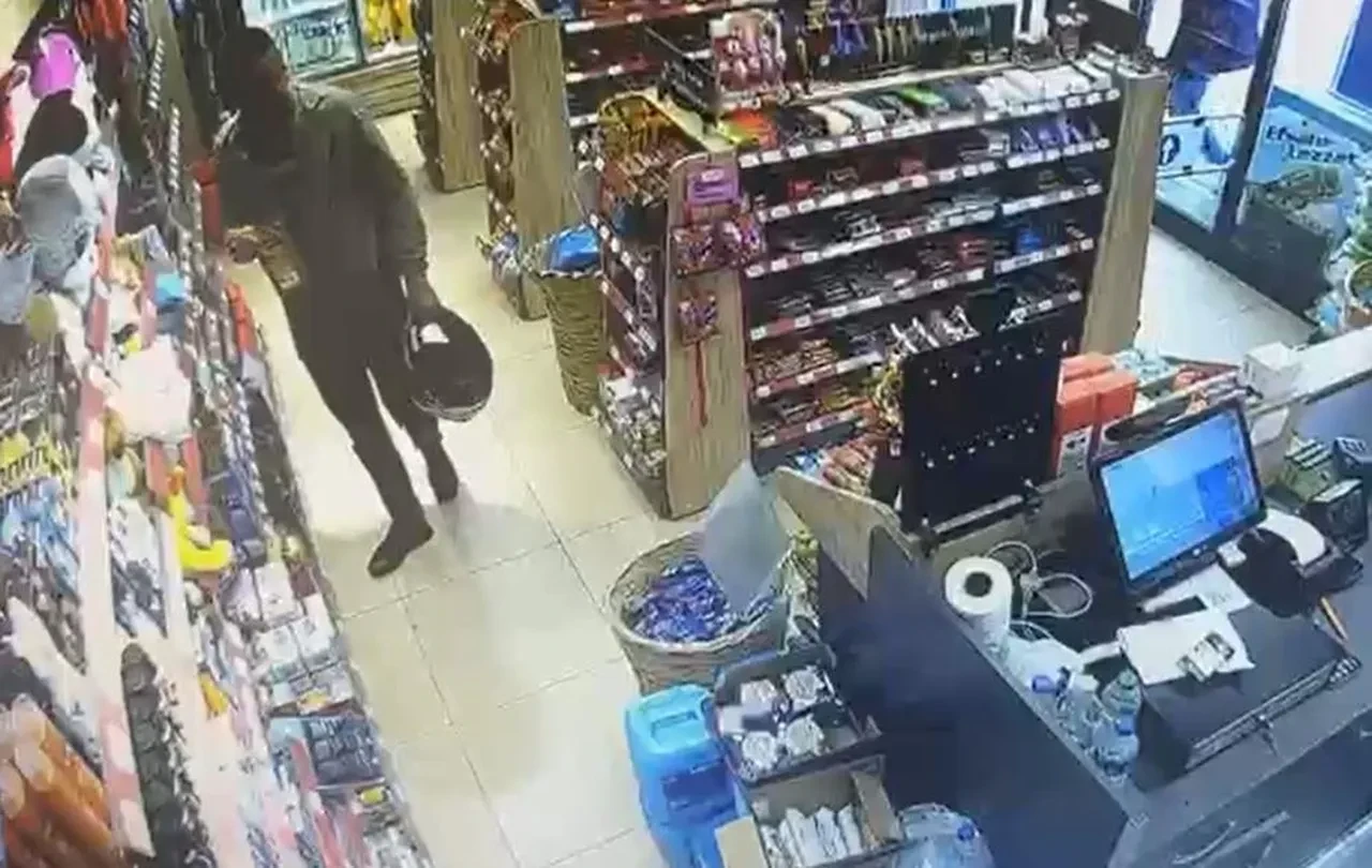 Bu benzin istasyonunda hırsızlar cirit atıyor! 4 yaşındaki kızına böyle hırsızlık yaptırdı