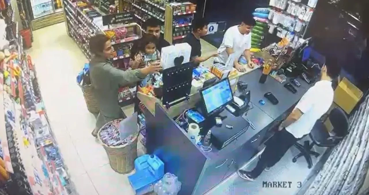 Bu benzin istasyonunda hırsızlar cirit atıyor! 4 yaşındaki kızına böyle hırsızlık yaptırdı