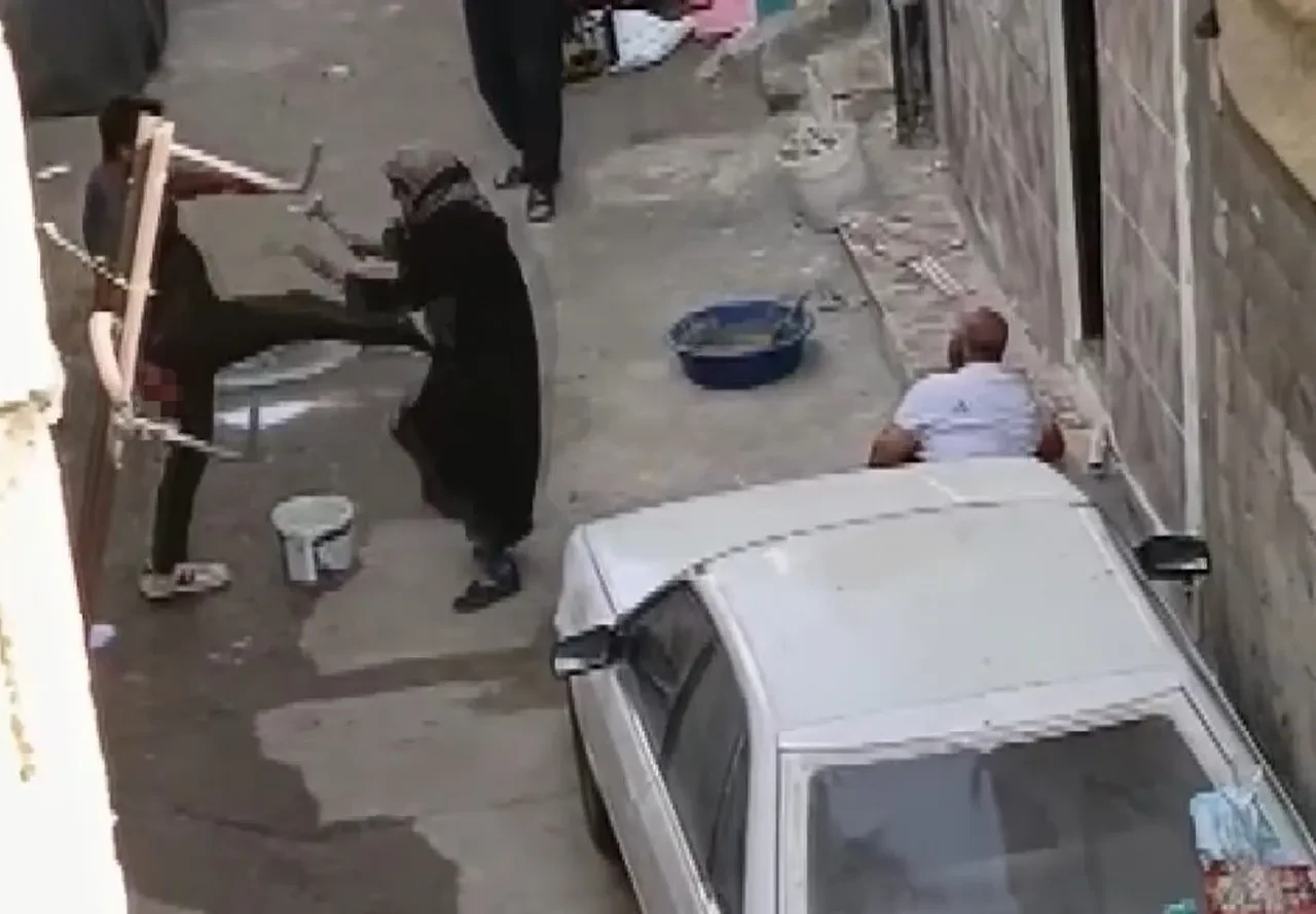 Annesini bıçakladı abisini öldürdü! Cinnet geçiren adam tutuklandı