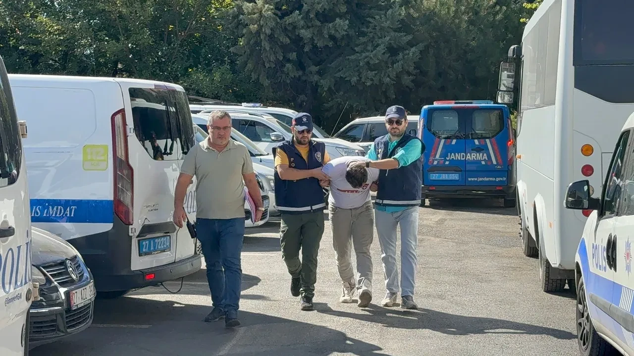 Annesini bıçakladı abisini öldürdü! Cinnet geçiren adam tutuklandı