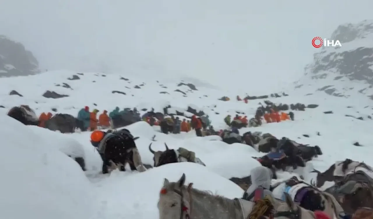 Everest Dağı'nda mahsur kalanlardan biri öldü, 200 kişi hala bekliyor