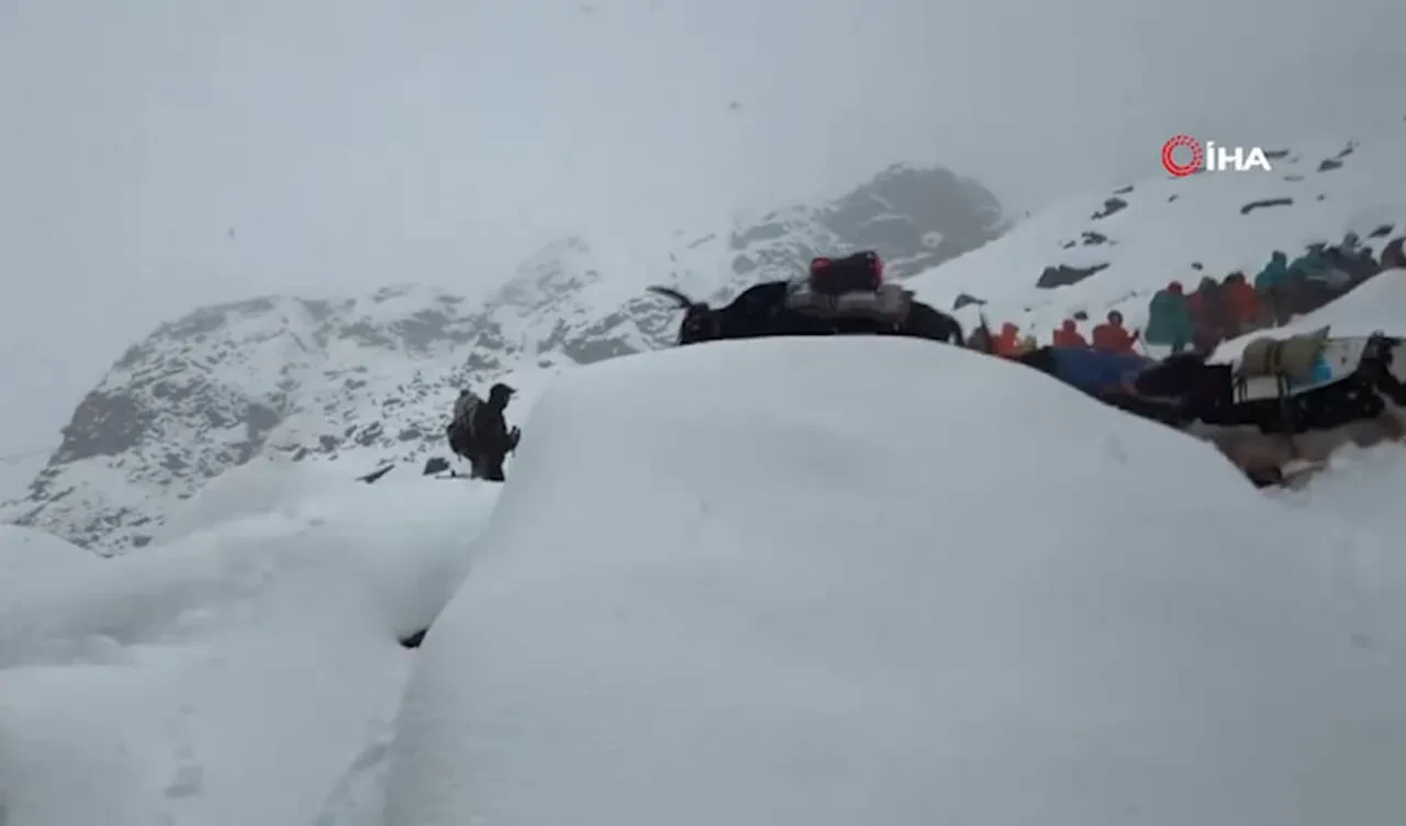 Everest Dağı'nda mahsur kalanlardan biri öldü, 200 kişi hala bekliyor