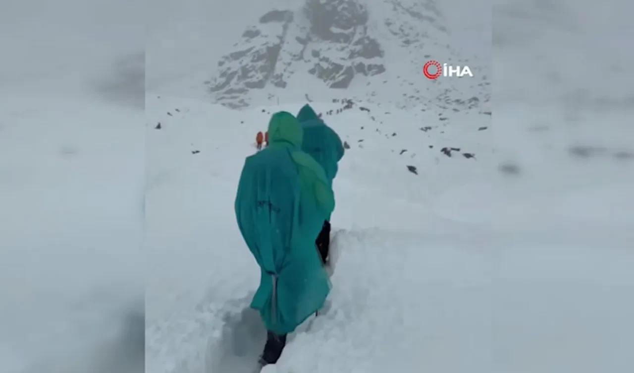 Everest Dağı'nda mahsur kalanlardan biri öldü, 200 kişi hala bekliyor