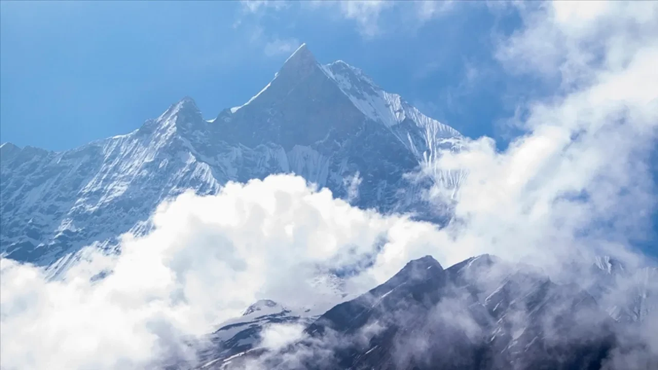 Everest’teki kar fırtınasında 1 yürüyüşçü hayatını kaybetti