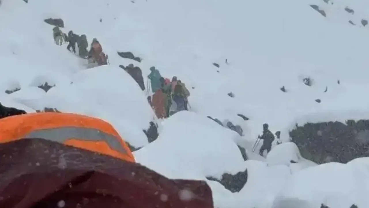 Everest’teki kar fırtınasında 1 yürüyüşçü hayatını kaybetti