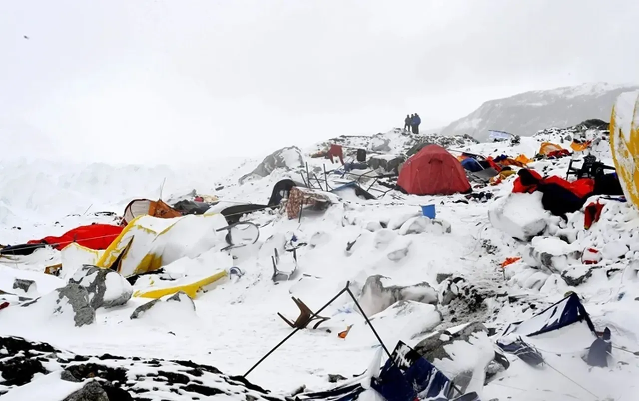Everest’teki kar fırtınasında 1 yürüyüşçü hayatını kaybetti