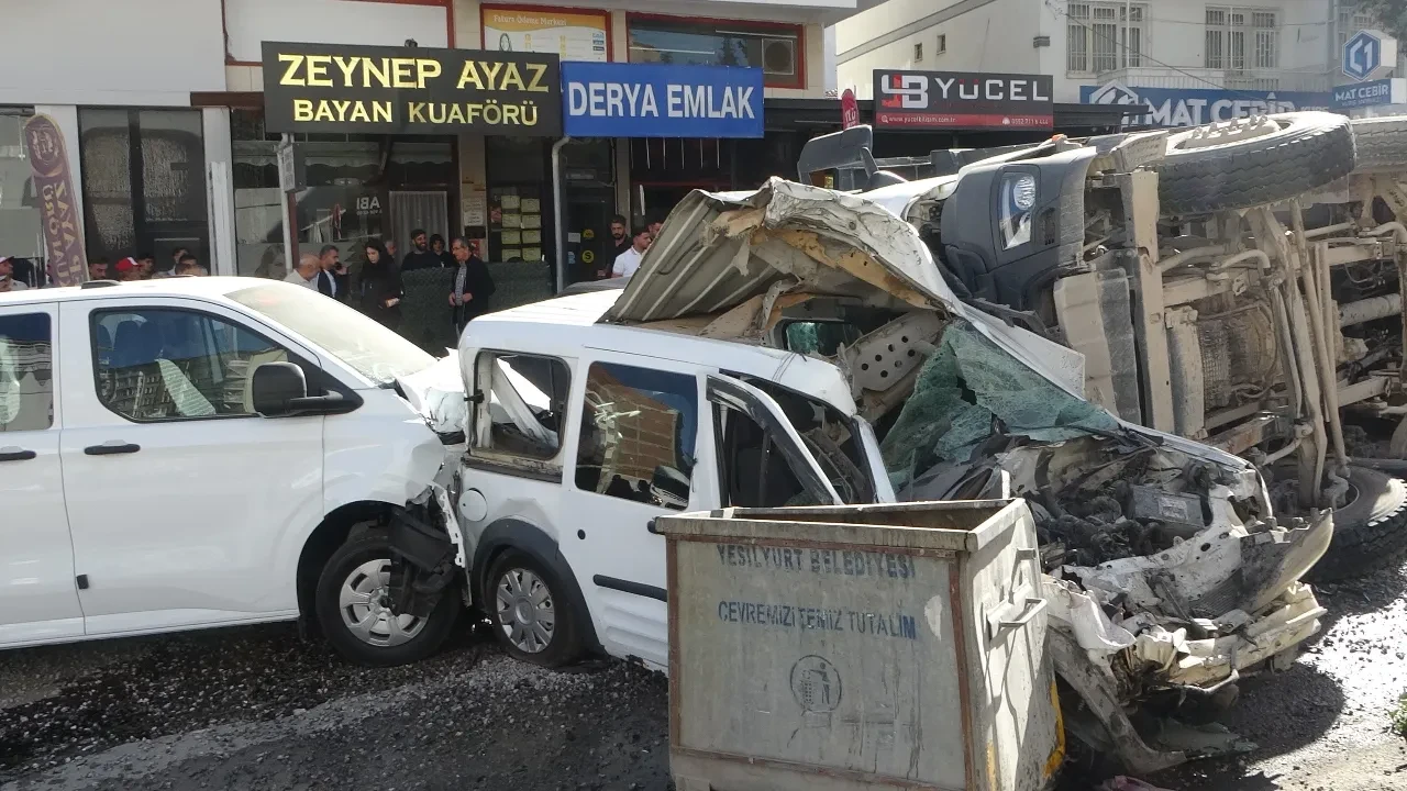Freni patlayan hafriyat kamyonu dehşet saçtı: 5 yaralı