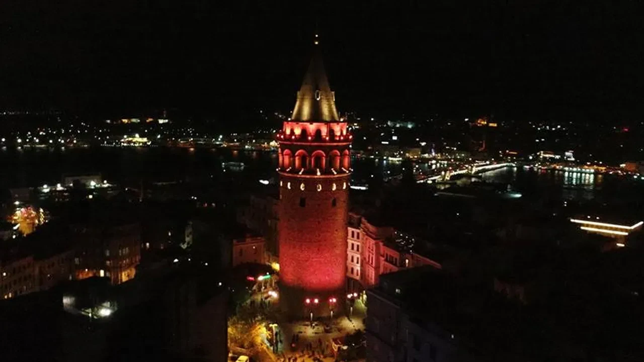 Galata Kulesi bu akşam kanayan yaraya dikkat çekti! Görenler yiten canları hatırladı