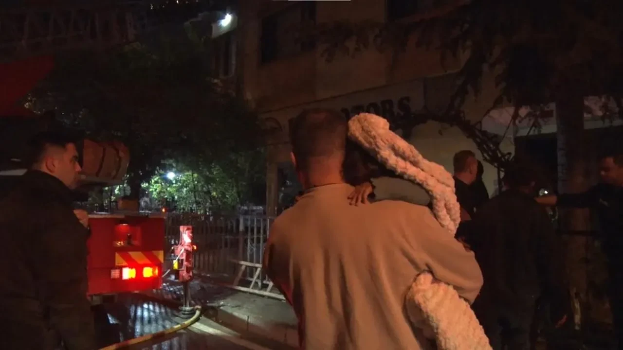 Kadıköy'de korkutan yangın: 20 kişi dumanların içinde kaldı