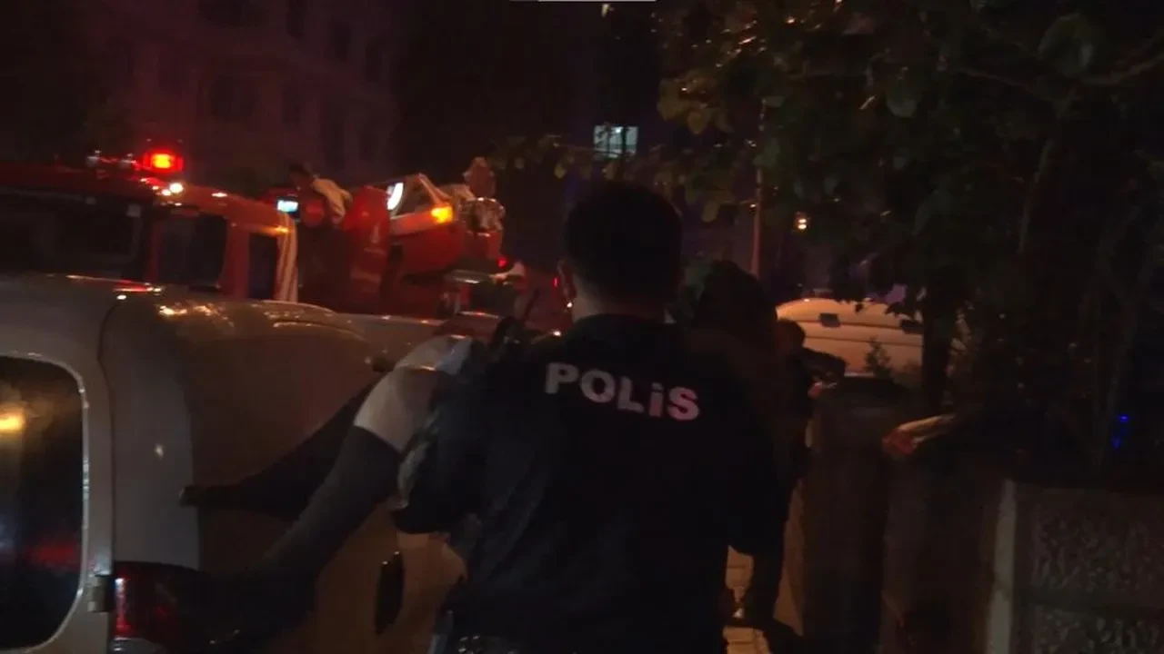 Kadıköy'de korkutan yangın: 20 kişi dumanların içinde kaldı
