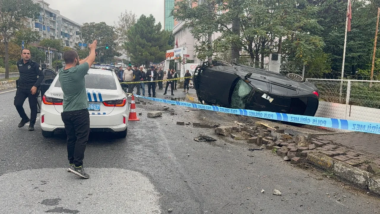 Kaldırımda yürürken araba çarptı, hayatını kaybetti! Korkunç kaza kamerada