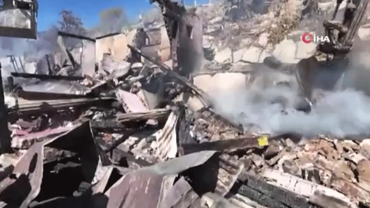 Kimsenin fark etmediği yangında ev çöktü! Enkaz altında kalan engelli kardeşler hala bulunamadı