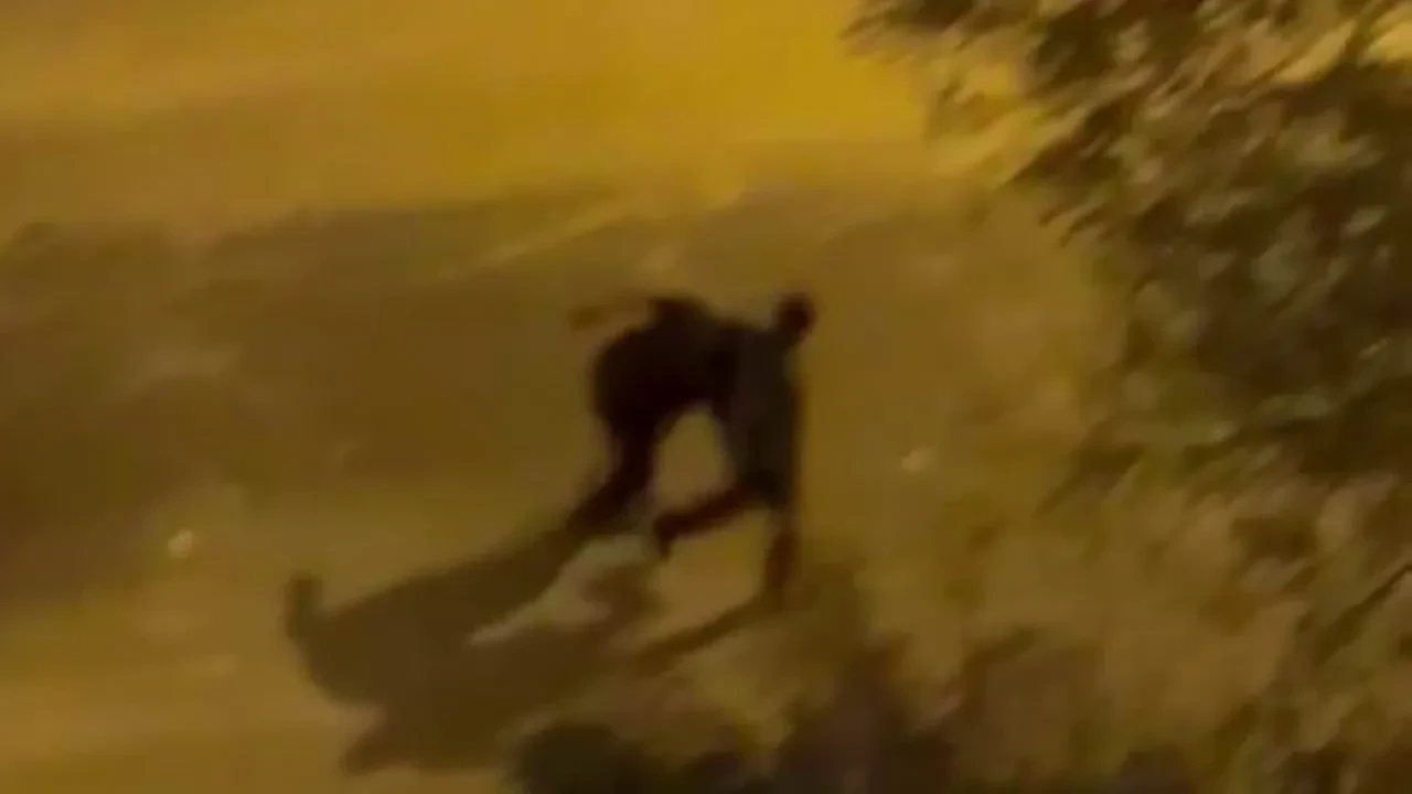 Mahalleyi ayağa kaldırdı! Torbacı olduğunu düşündüğü kişiyi darp etti