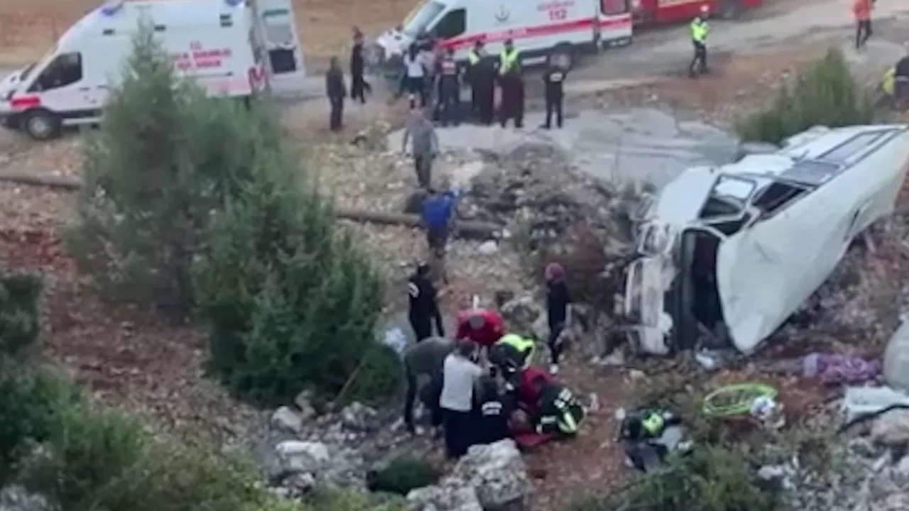 Mersin'de işçileri taşıyan minibüs şarampole yuvarlandı! Çok sayıda ölü ve yaralı var