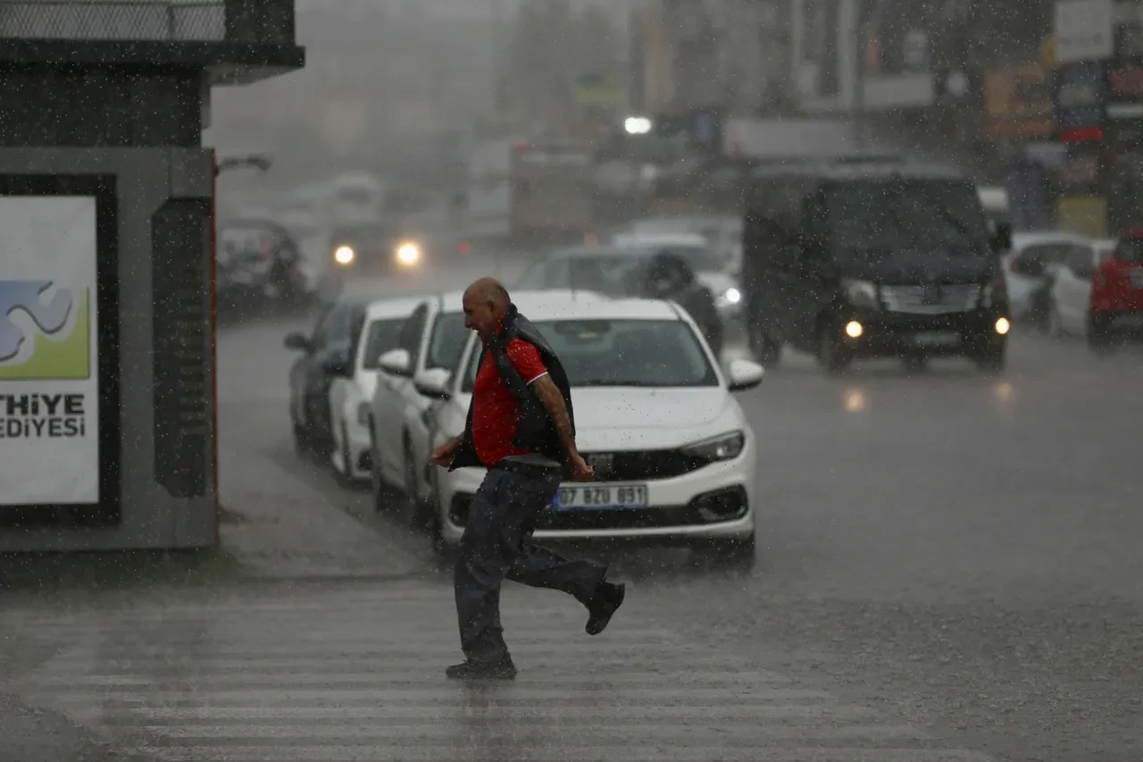 Meteoroloji turuncu ve sarı kodla uyardı: 20 ilde kuvvetli sağanak