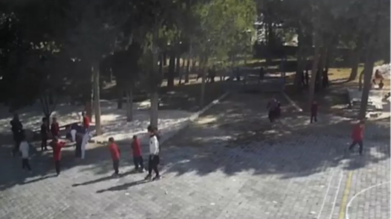 Nefessiz kalan öğrencinin yardımına öğretmenleri koştu! Heimlich manevrası sayesinde kurtuldu