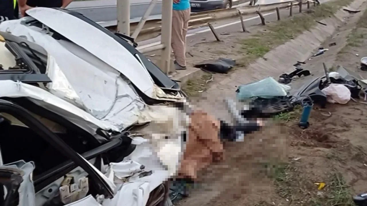 Önce bariyerlere sonra direğe çarptı! Dışarı fırlayan sürücü aracının altında kaldı: Kaza yerini görenler şoke oldu