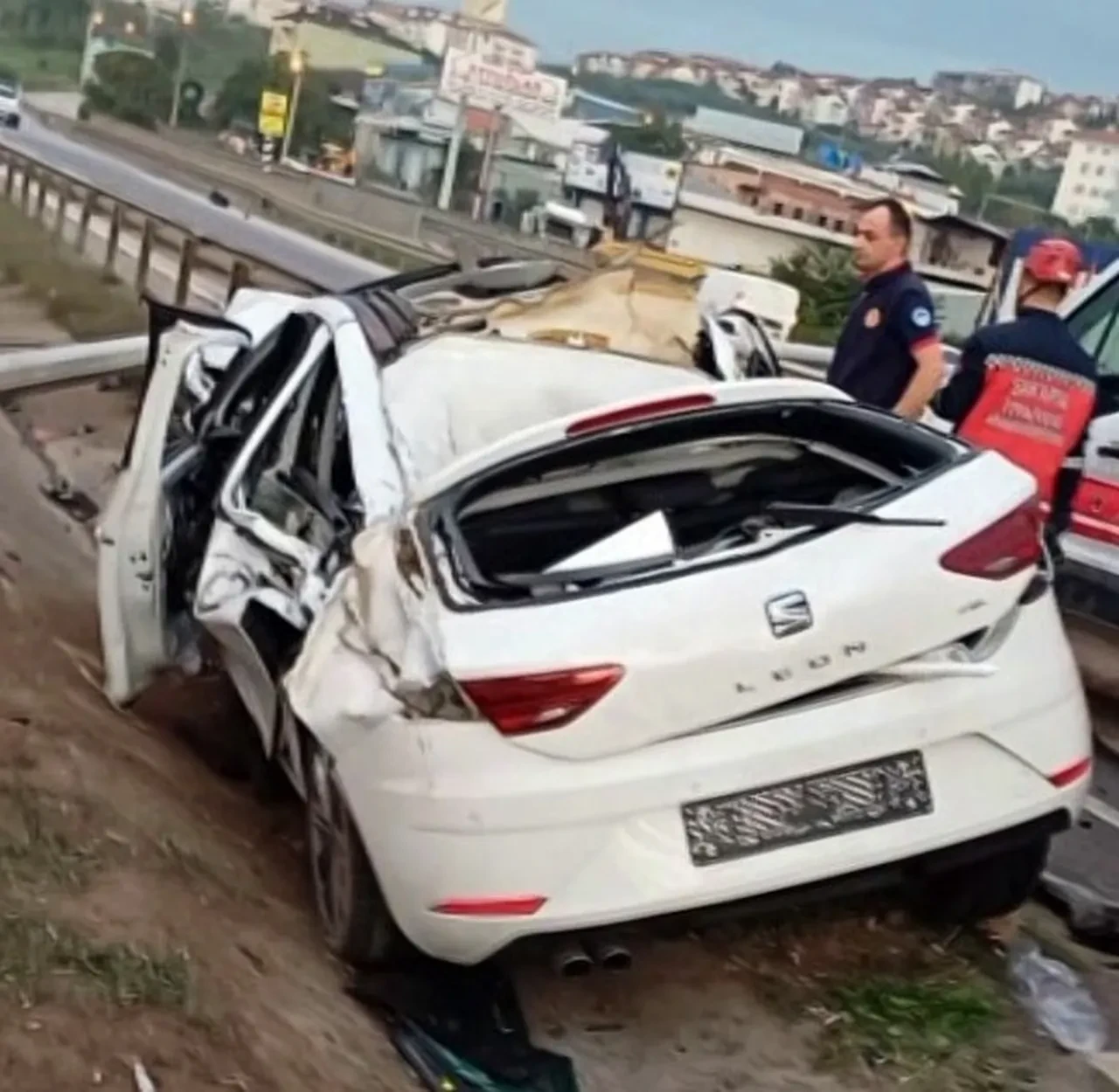 Önce bariyerlere sonra direğe çarptı! Dışarı fırlayan sürücü aracının altında kaldı: Kaza yerini görenler şoke oldu