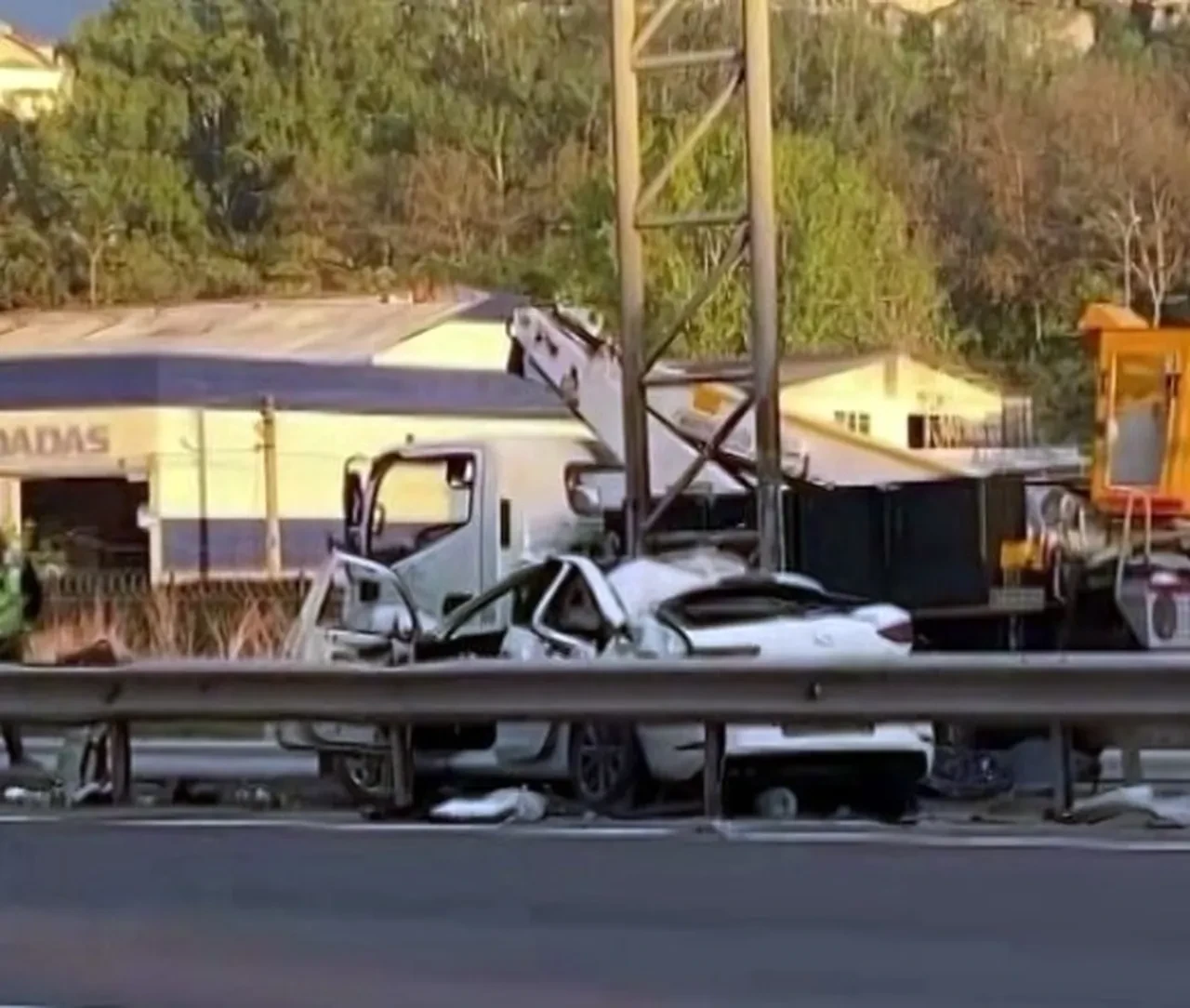 Önce bariyerlere sonra direğe çarptı! Dışarı fırlayan sürücü aracının altında kaldı: Kaza yerini görenler şoke oldu