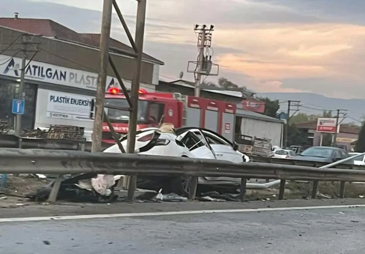 Önce bariyerlere sonra direğe çarptı! Dışarı fırlayan sürücü aracının altında kaldı: Kaza yerini görenler şoke oldu