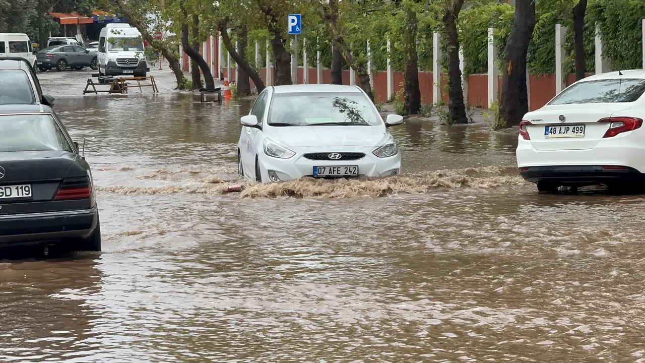 Orhan Şen uyarılarını peş peşe sıraladı! Sağanak şiddetli vuracak: Sel ve su baskınlarına dikkat!