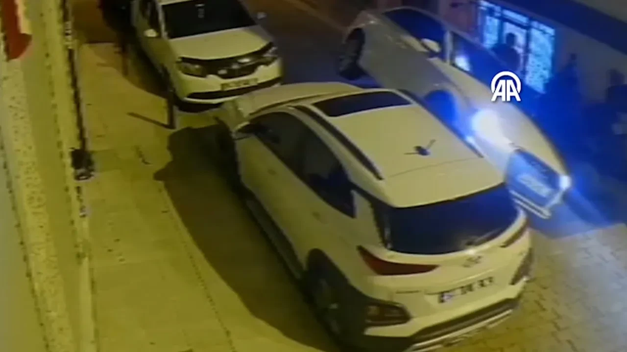Park halindeki otomobile böyle çarpıp kaçtı