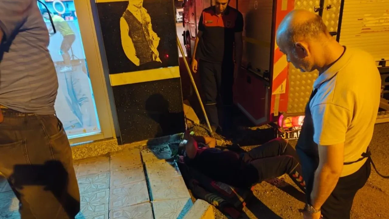 Reklam panosunda mahsur kalan kediyi itfaiye kurtardı 