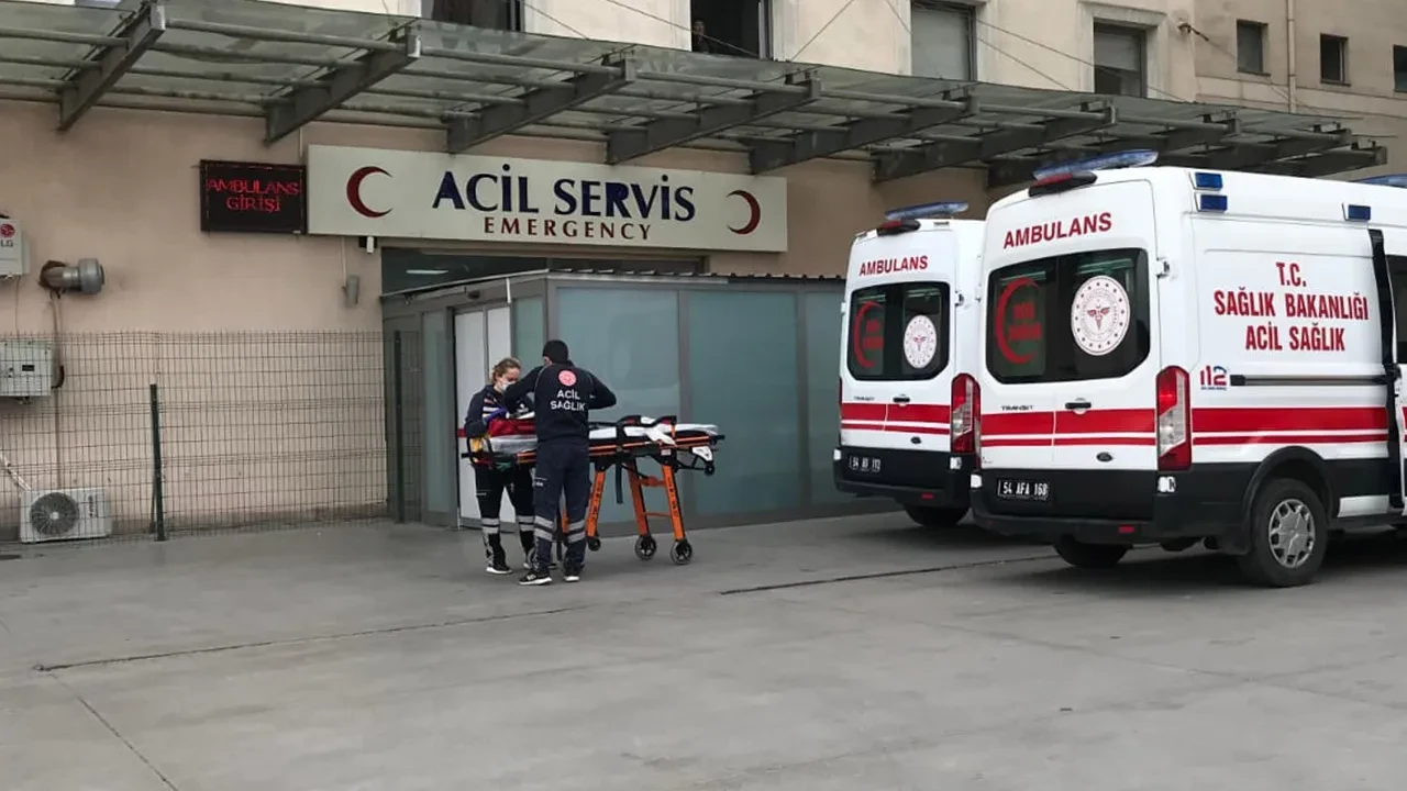 Sakarya'da genç kadın evinin camından düşerek ağır yaralandı