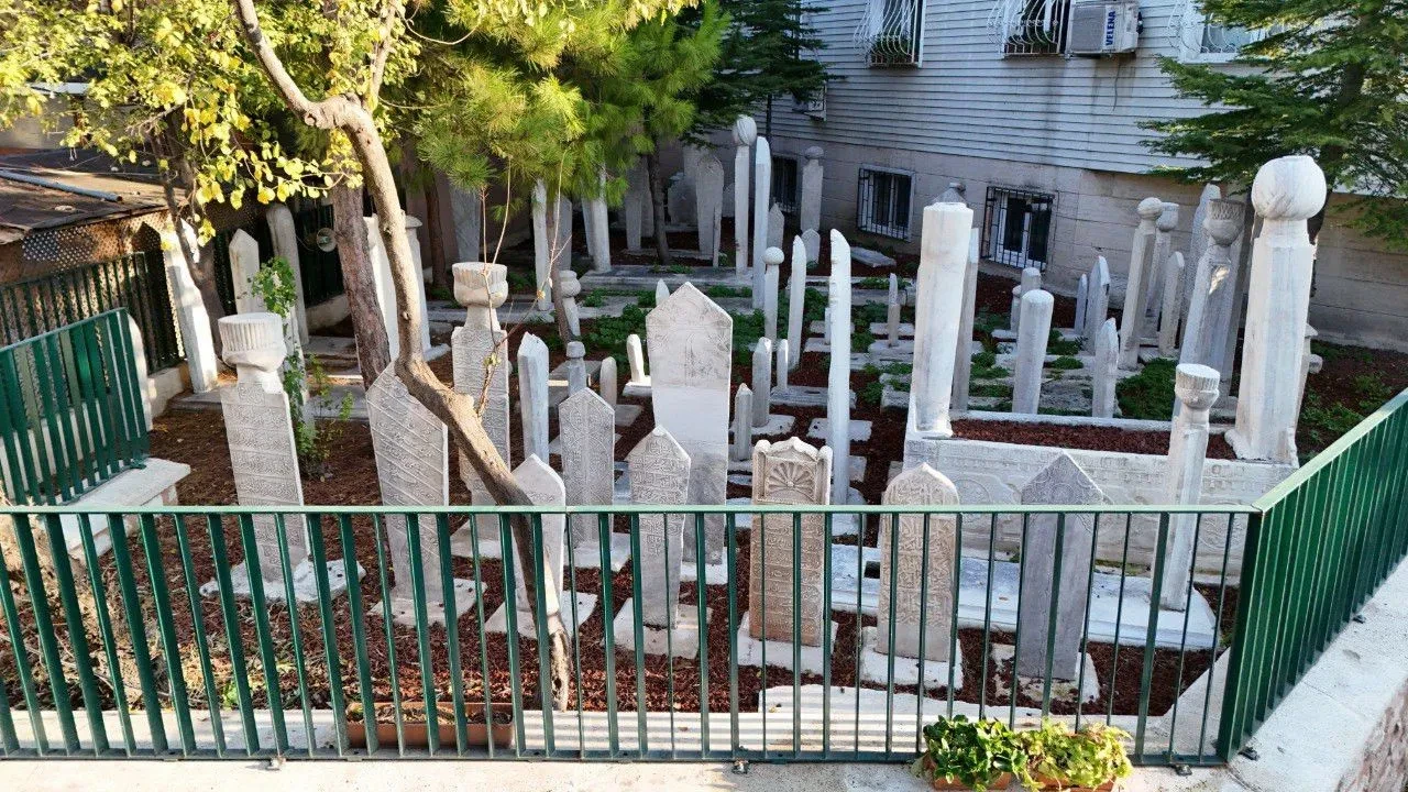 Üç asırlık sessizlik bozuldu: Üç Baş Nureddin Hamza Camii Haziresi yeniden hayat buldu