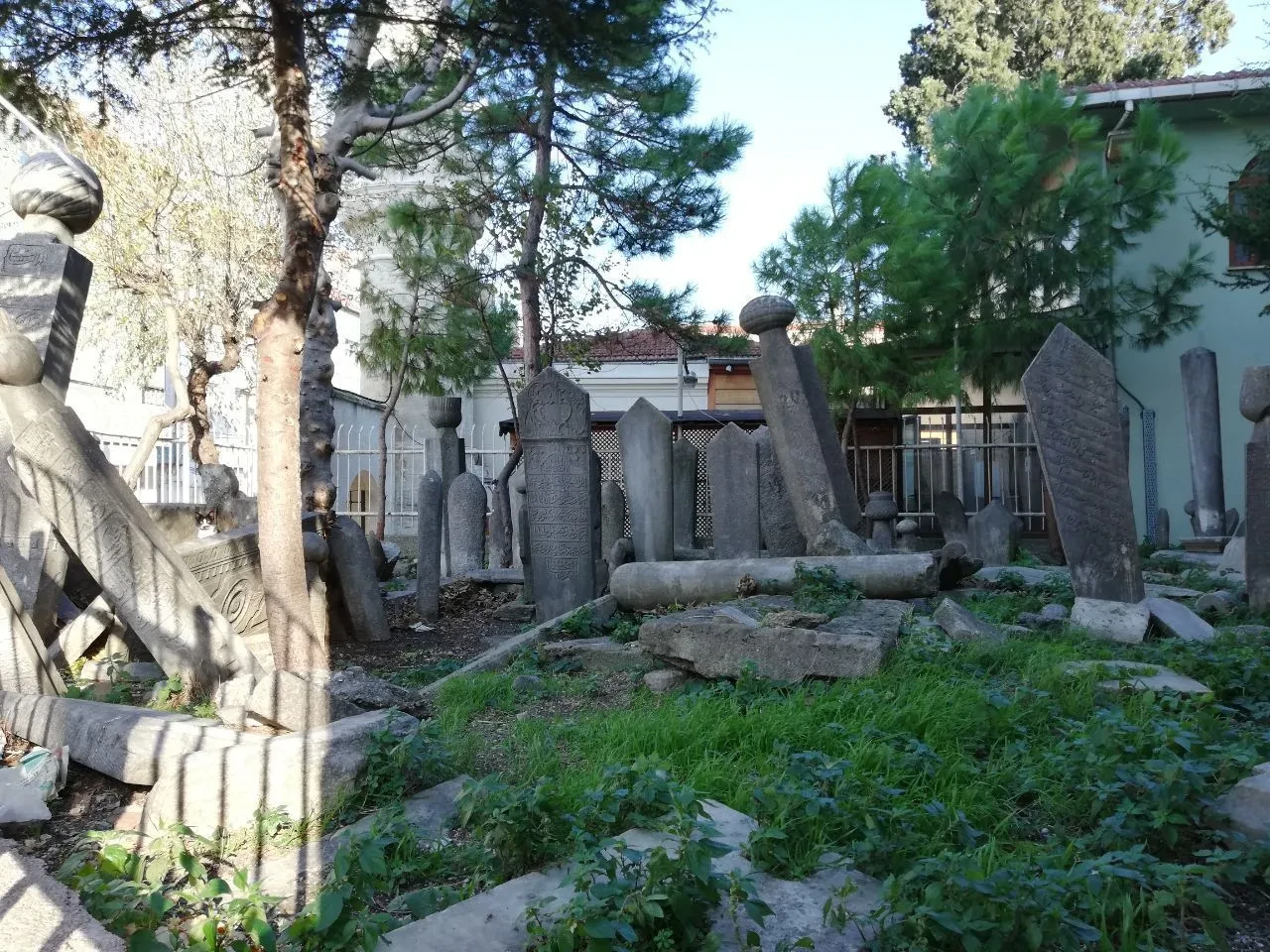 Üç asırlık sessizlik bozuldu: Üç Baş Nureddin Hamza Camii Haziresi yeniden hayat buldu