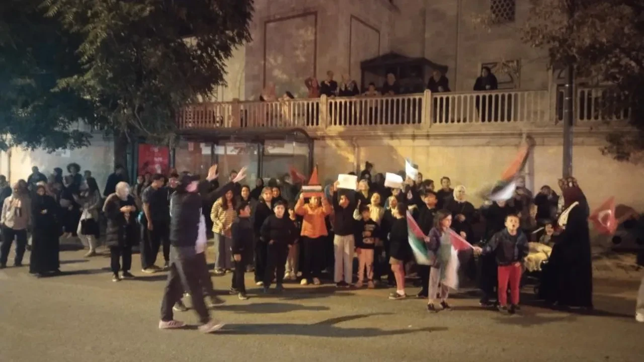 Üsküdar'da McDonald's protestosu: Kandan yapılmış yiyecekler istemiyoruz 