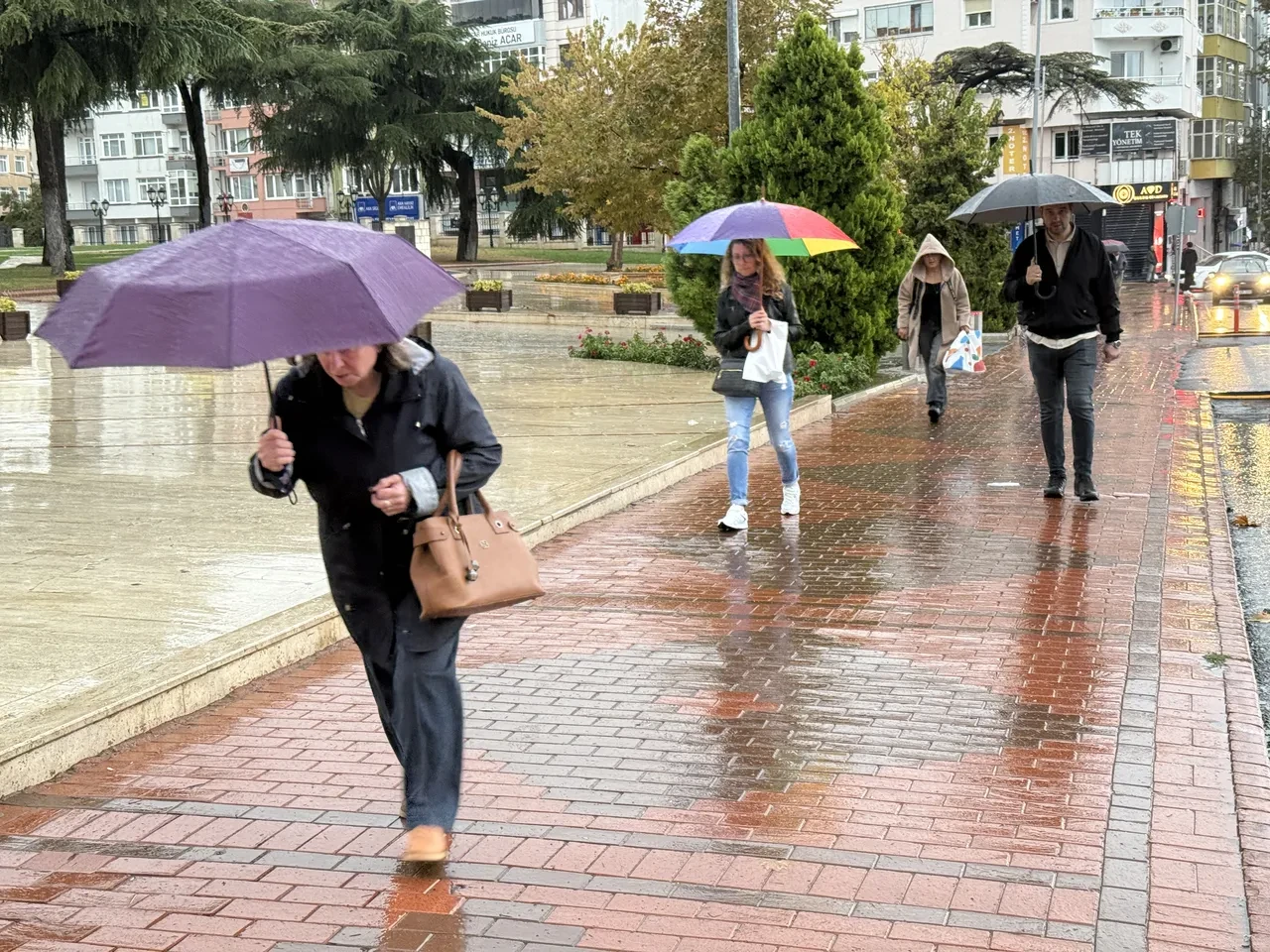 36 ilde alarm! Meteoroloji sarı ve turuncu kodla uyardı: Sağanak ve rüzgar bir arada