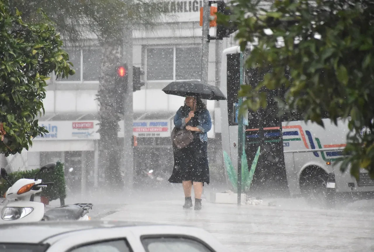 36 ilde alarm! Meteoroloji sarı ve turuncu kodla uyardı: Sağanak ve rüzgar bir arada