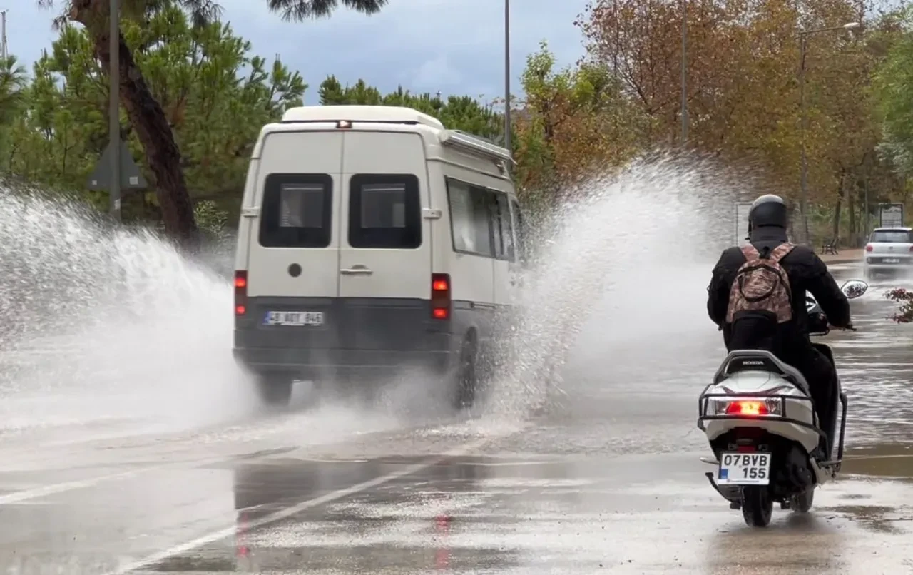 36 ilde alarm! Meteoroloji sarı ve turuncu kodla uyardı: Sağanak ve rüzgar bir arada