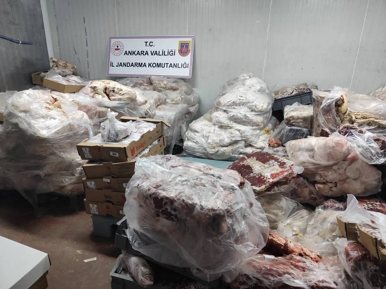 Ankara'da 3 iş yerinde 17 ton bozuk et ele geçirildi