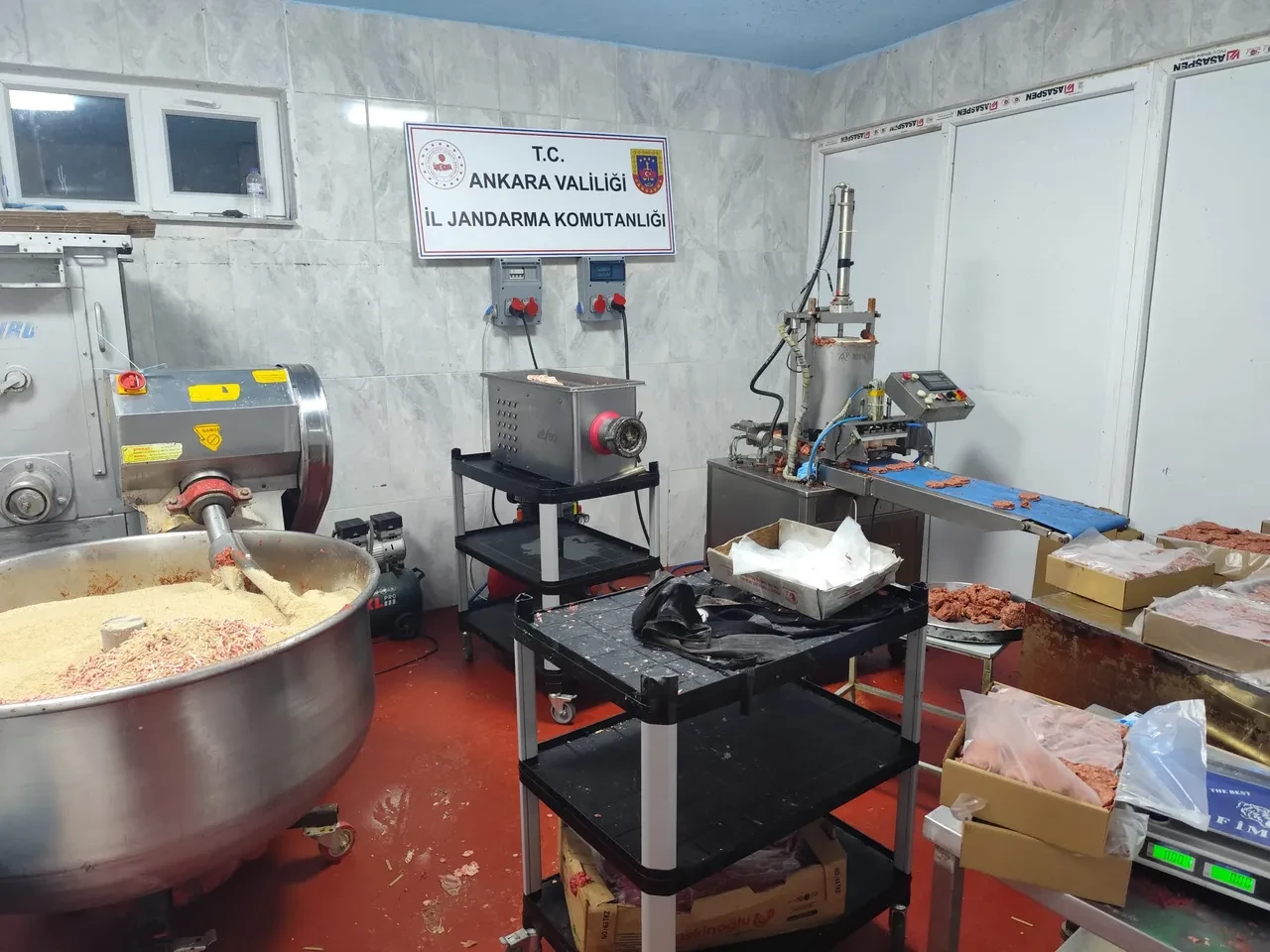 Ankara'da 3 iş yerinde 17 ton bozuk et ele geçirildi