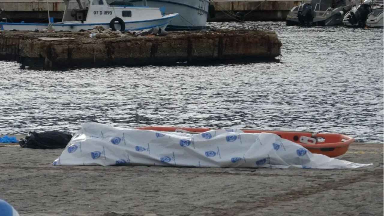 Antalya'da denizde kimliksiz erkek cesedi bulundu