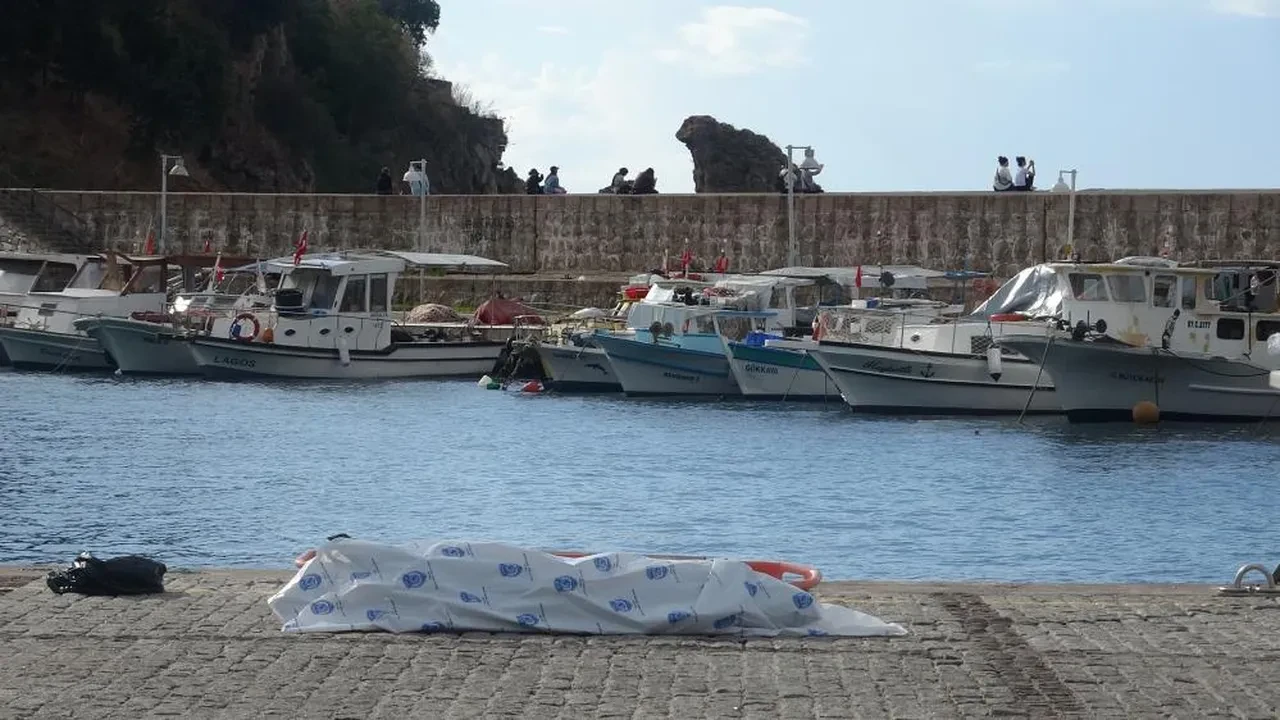 Antalya'da denizde kimliksiz erkek cesedi bulundu