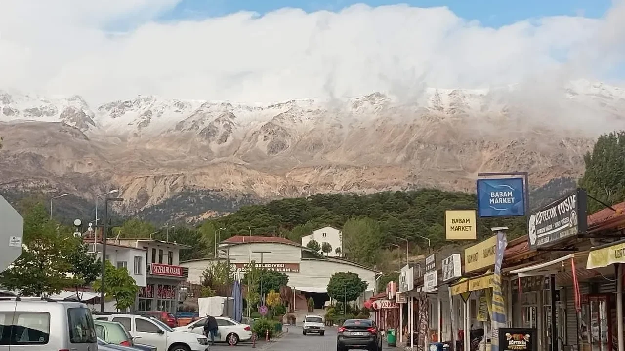 Antalya'nın Kaş ilçesinde yüksek kesimlere kar yağdı