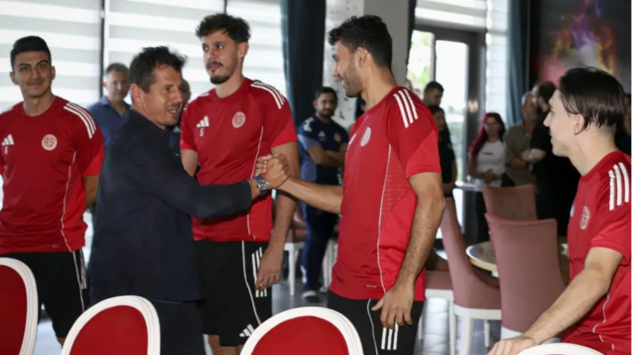 Antalyaspor'da Emre Belözoğlu dönemi sona erdi: Kırmızı-beyazlı kulüpten açıklama!