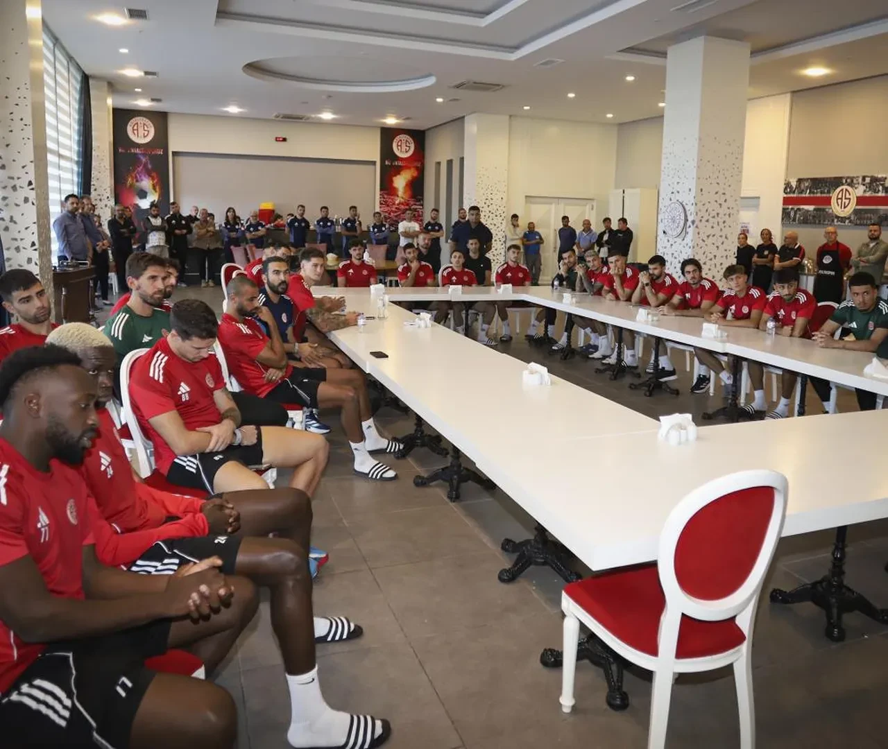 Antalyaspor'da Emre Belözoğlu dönemi sona erdi: Kırmızı-beyazlı kulüpten açıklama!