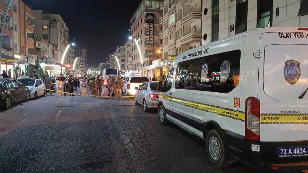 Batman’da çıkan silahlı kavgada polis yaralandı: Ortalık savaş alanına döndü!