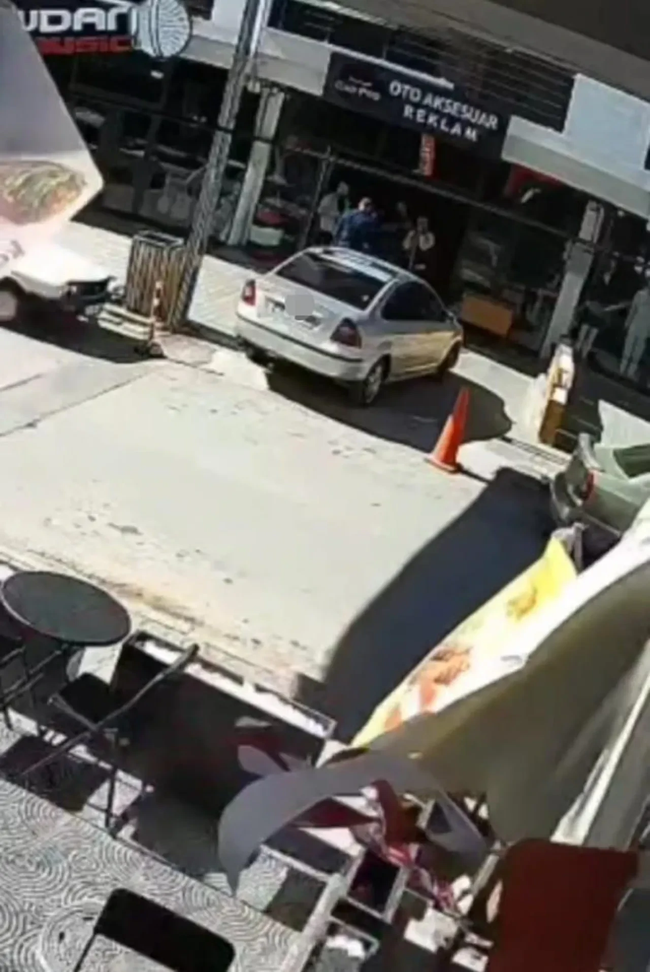 Berber makasla dehşet saçtı! Uyuşturucu etkisinde komşusunu takıntı yaptı